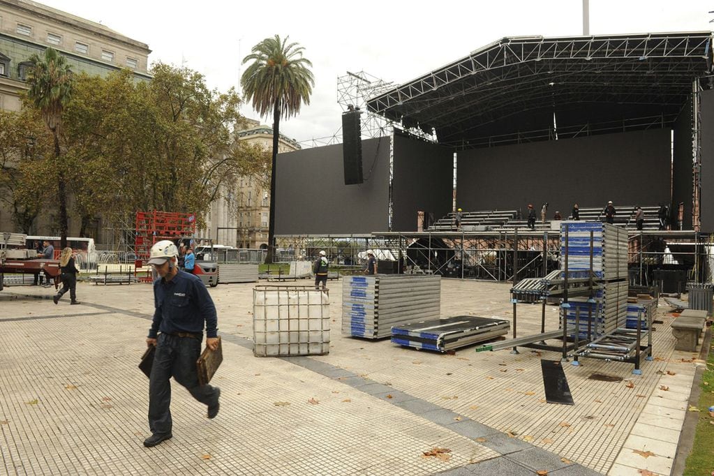 Preparativos del escenario en la Plaza de Mayo para el acto del 25 de mayo. Foto: Federico López Claro