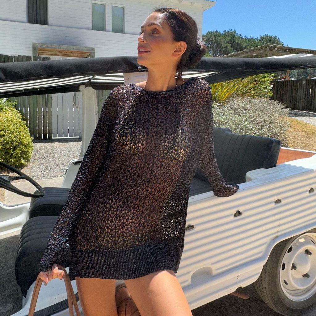 Zaira Nara en sweater oversize posando en Punta del Este