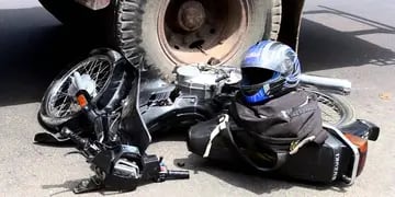 Trágico accidente en Maipú: un joven de 20 años falleció tras chocar en su moto contra un camión