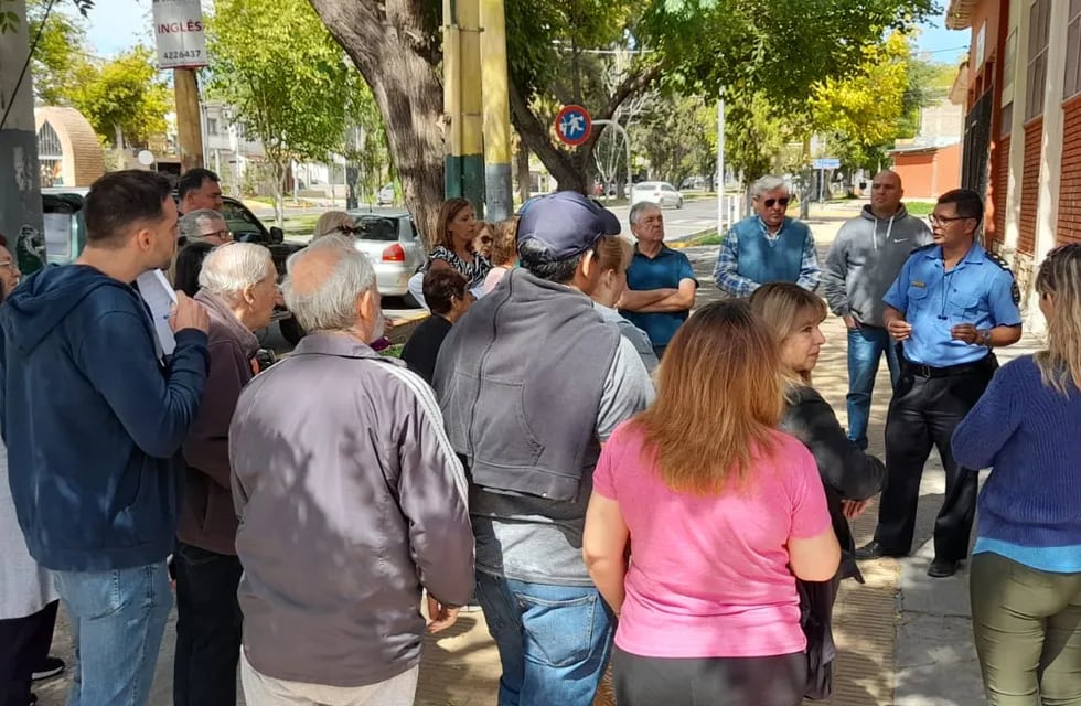 Alrededor de 50 vecinos de Dorrego, víctimas de la inseguridad, asistieron a la reunión con la Policía. Foto: Gentileza