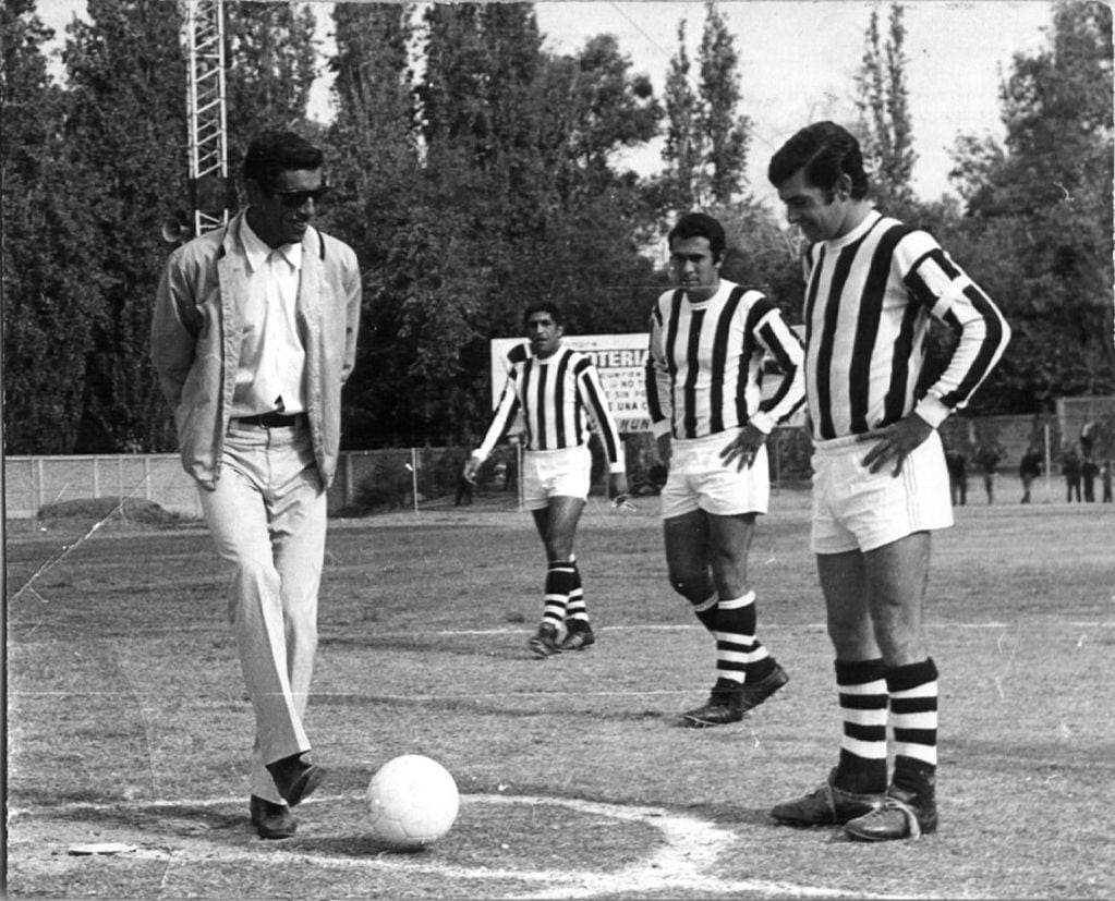 Ernesto Contreras le pasa la pelota a Víctor Legrotaglie, toda una posta del deporte mendocino. Fue el 25 de marzo de 1972. / archivo 


