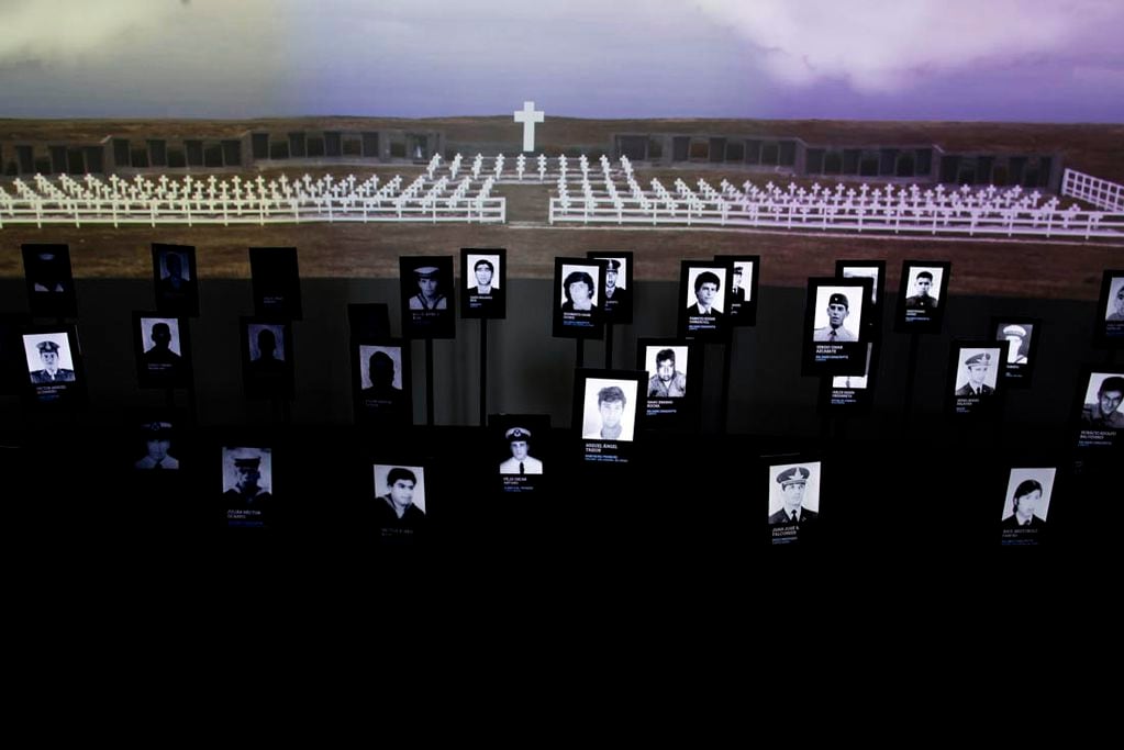 Argentina y Gran Bretaña llegaron a un acuerdo el martes 20 de diciembre de 2016 para identificar los restos de más de 100 soldados argentinos enterrados en un cementerio en las Islas Malvinas después de la guerra de 1982. (AP Photo/Natacha Pisarenko, File)