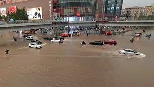 Impactantes videos: al menos 12 muertos y más de 100 mil evacuados por “históricas” lluvias en China