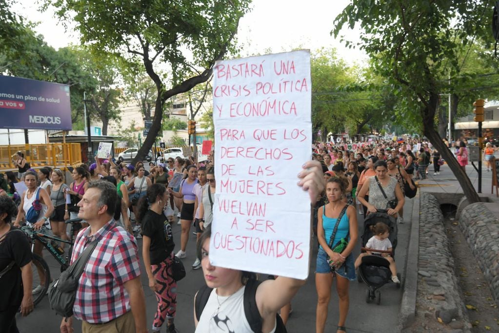 Miles de mujeres marcharon por las calles de Ciudad por el 8M. - Marcelo Rolland / Los Andes