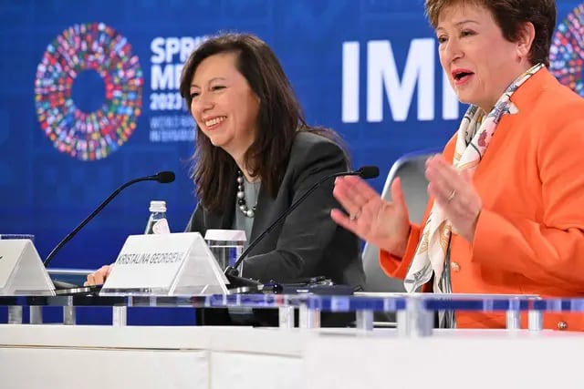 Julie Kozack, vocera del FMI (izquierda) junto a Kristalina Georgieva, la número uno del organismo.