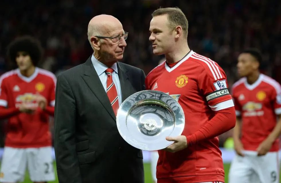 Wayne Rooney y Sir Bobby Charlton, glorias del Manchester United. / Gentileza.
