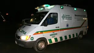 Ambulancia accidente de tránsito noche.