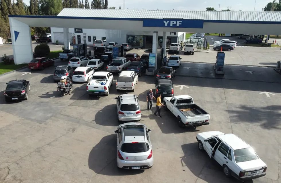 Largas filas en las estaciones de servicio de Mendoza para cargar combustible ante la escasez. Foto: José Gutiérrez / Los Andes