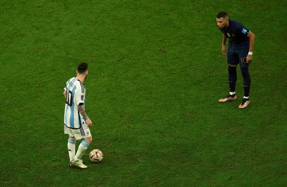 Lionel Messi y Kylian Mbappé, compañeros de equipo en el Paris Saint Germain, rivales en la final de la Copa del Mundo Qatar 2022.