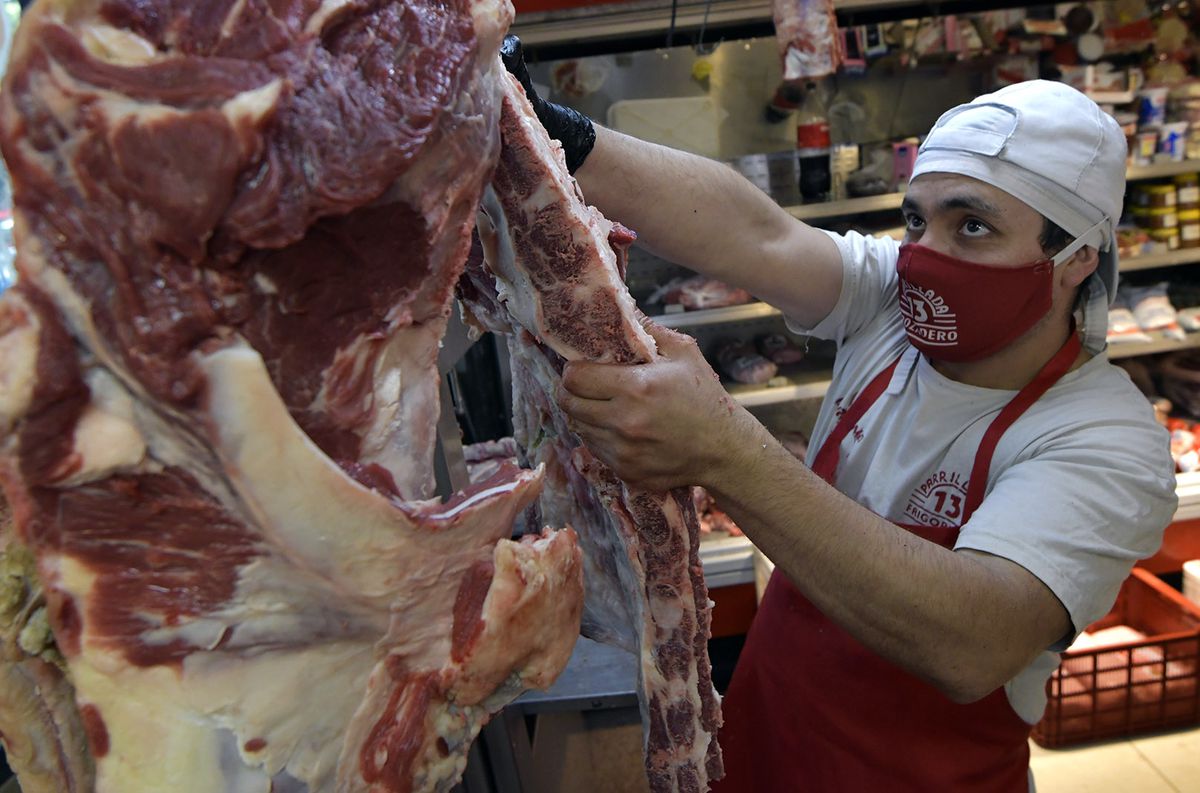 El mercado de la carne argentina dejó de ser el más barato de la región. Foto: Orlando Pelichotti / Los Andes