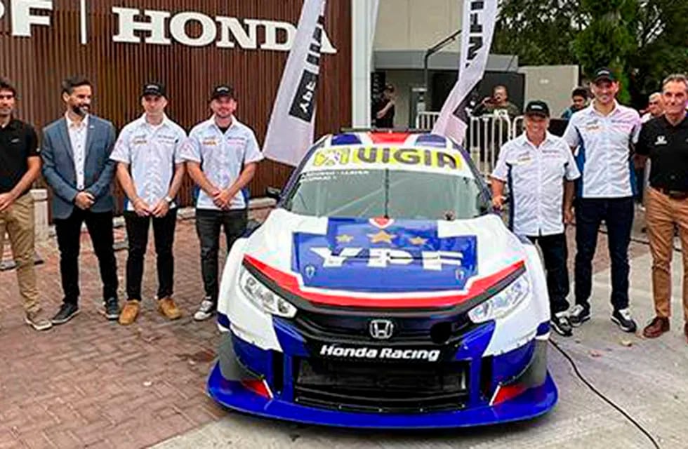 El equipo Honda presentó su auto del TC 2000, auto con que correrá el piloto mendocino Bernardo Llaver.