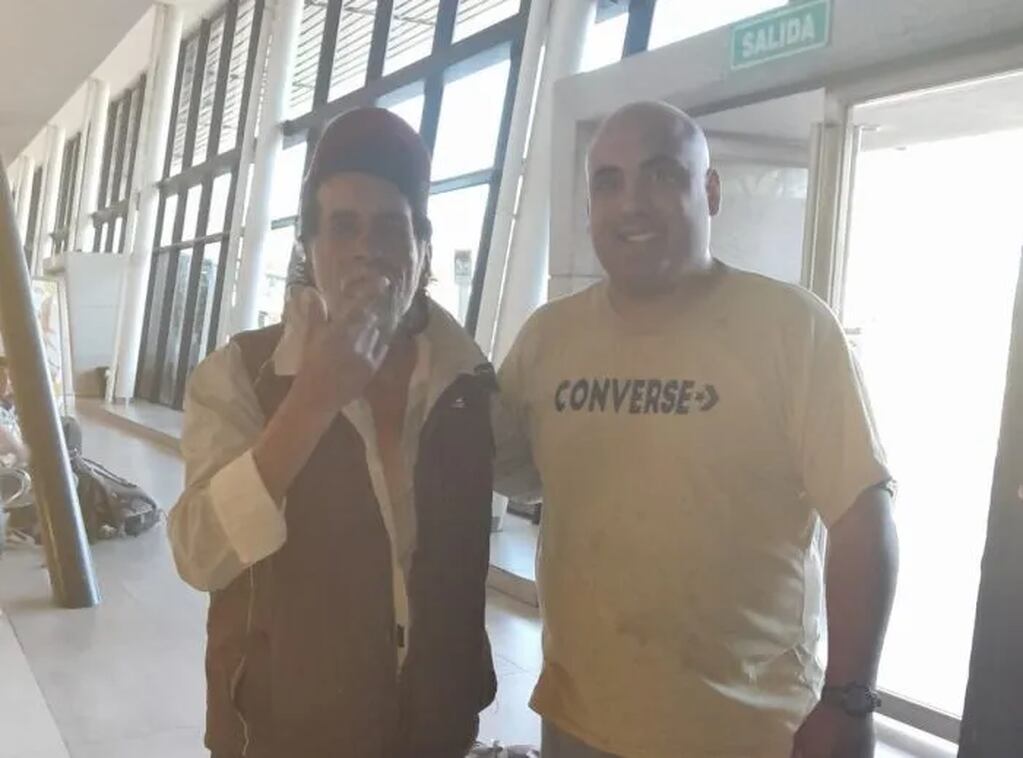 Miguel y Alexis en al terminal de Mendoza. Foto: Info Ya!