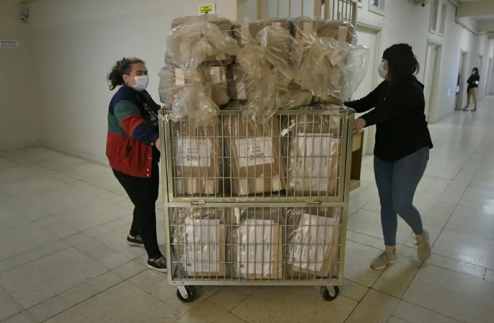 La Junta Electoral ya trasladó urnas. Orlando Pelichotti / Los Andes