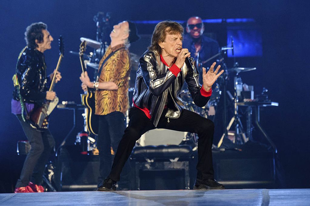 Ronnie Wood, Keith Richards, Mick Jagger y Steve Jordan, de los Rolling Stones, dan un concierto de su gira "No Filter" en The Dome del America's Center, en St. Louis.