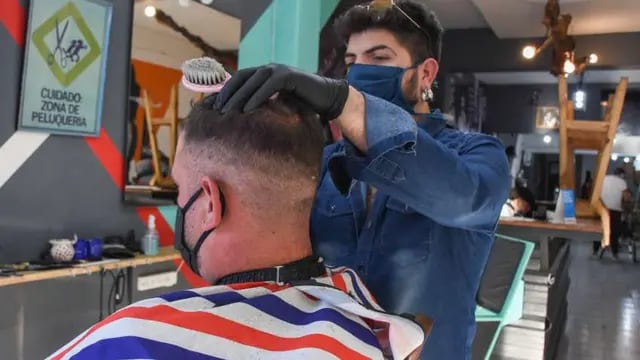  Leandro Moyano fue uno de los primeros clientes que llegó ayer a una peluquería y barbería de la ciudad de San Martín. Mariana Villa / Los Andes