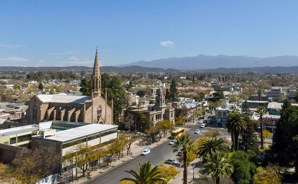 Vista a la iglesia de San Vicente Ferrer, en frente de la Plaza departamental de Godoy Cruz, inaugurada en mayo de 1912 y  de estilo neo-gótico. Foto: Orlando Pelichotti / Los Andes