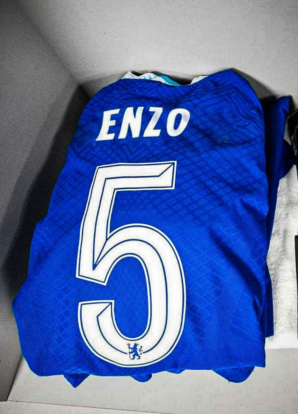 La camiseta de Enzo