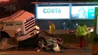 Un camión chocó en la Panamericana, se le soltó el acoplado y se cruzó de vía: tres muertos