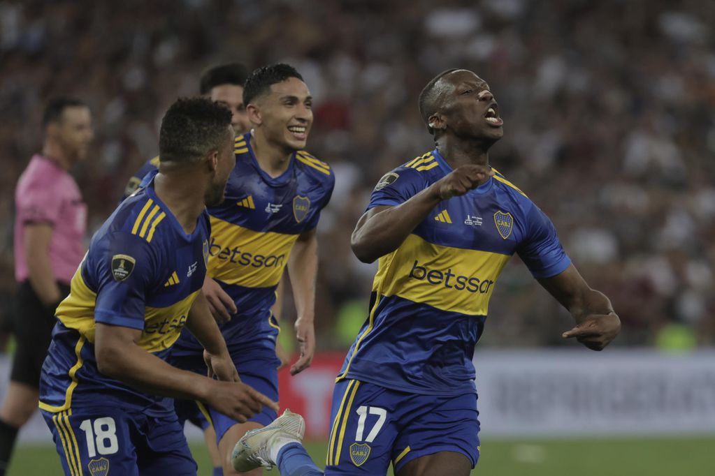 Luis Advíncula celebra su gol en la final de la Copa Libertadores entre  Boca Juniors y Fluminense en el Maracaná. EFE/ Antonio Lacerda
