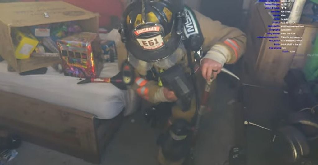 Al final del video se ve a los bomberos trabajando en el cuarto del chico. 