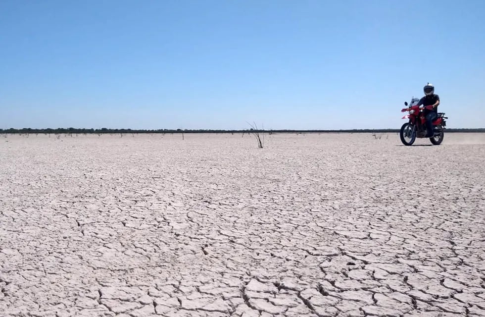 El espejo de agua de Laguna Paiva se secó por la extrema sequía que azota a la región.