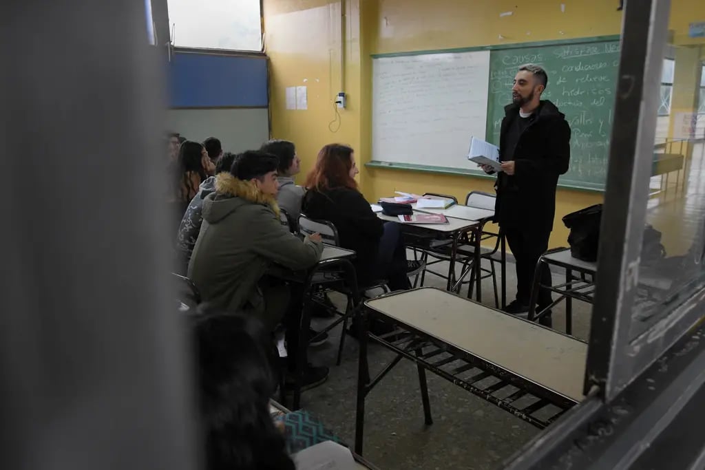 Hábito. Isaías Soloa junto a sus alumnos durante una clase de Literatura, en la escuela Normal. Orlando Pelichotti / Los Andes