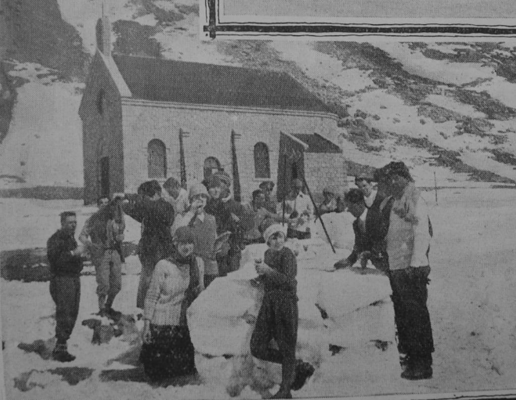 Turistas y deportes de invierno en las proximidades de la capilla. Fuente: Revista Mensual BAP, 1937.