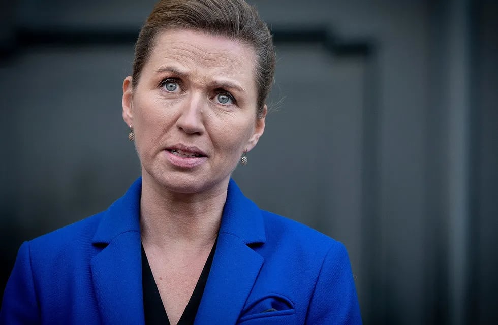 Mette Frederiksen, primera ministro de Dinamarca, acorralada por su propuesta de eliminar un día festivo para aumentar el gasto en Defensa.