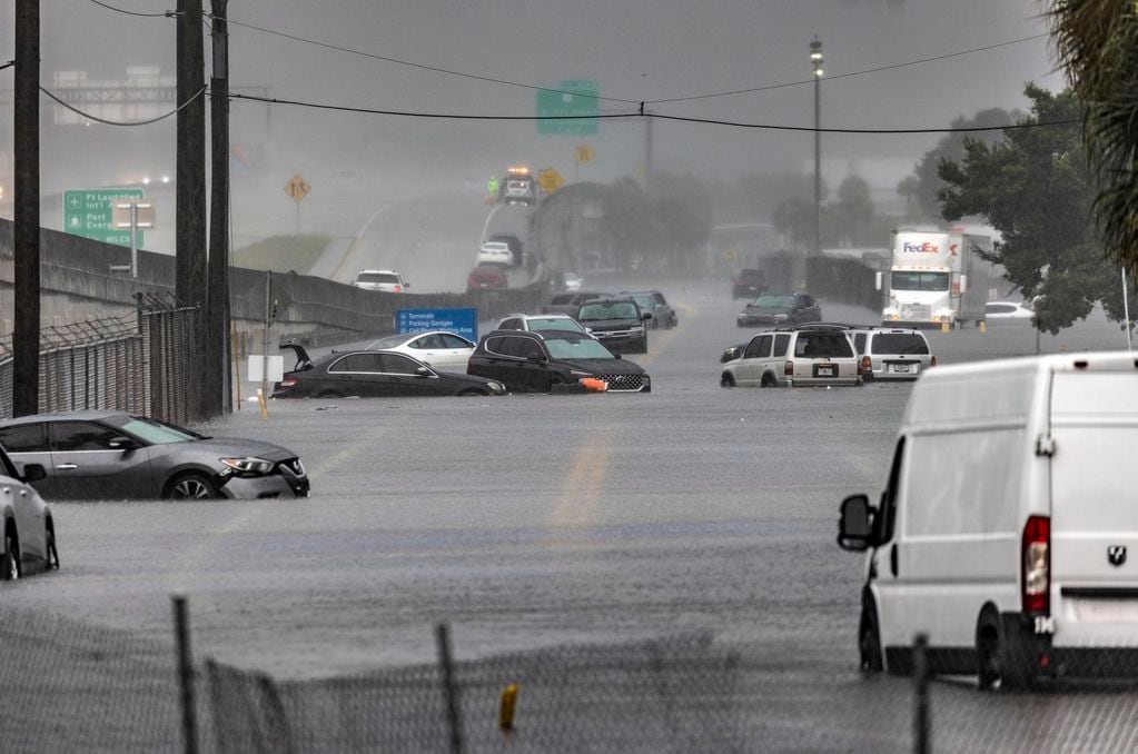 Varios automóviles están atrapados en el agua de la inundación en la carretera West Perimeter del Aeropuerto Internacional de Fort Lauderdale en Fort Lauderdale, Florida. Foto: EFE/EPA/CRISTOBAL HERRERA-ULASHKEVICH