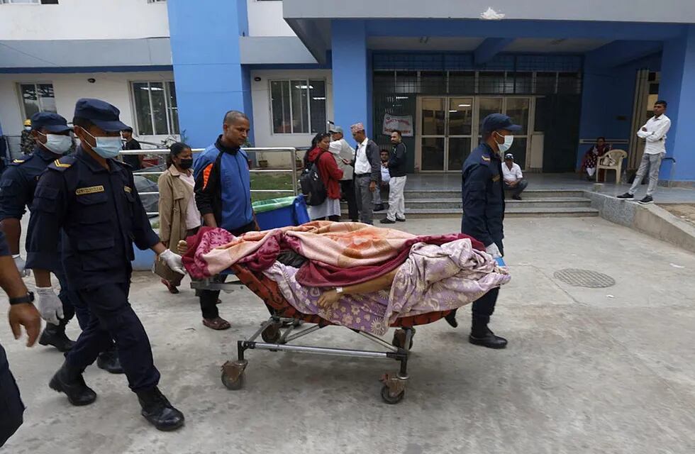 Al menos 128 muertos por un fuerte sismo al noroeste de Nepal. / Foto: EFE