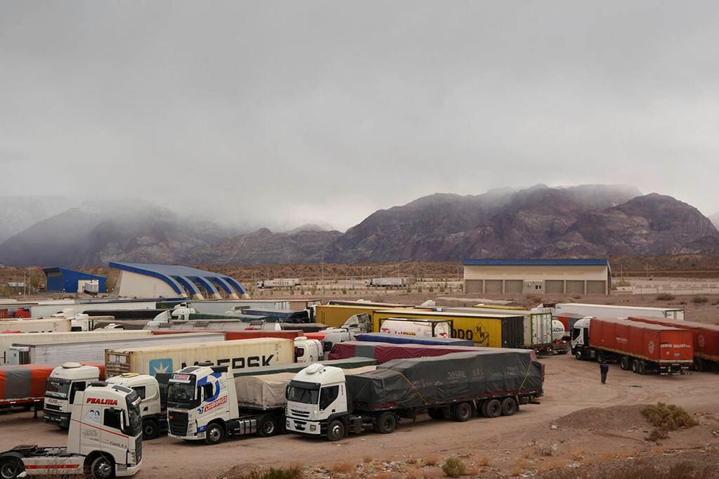 La gran cantidad de contagios de Covid-19 complicó el paso de camiones en la ruta internacional a Chile. Foto: Marcelo Rolland / Los Andes