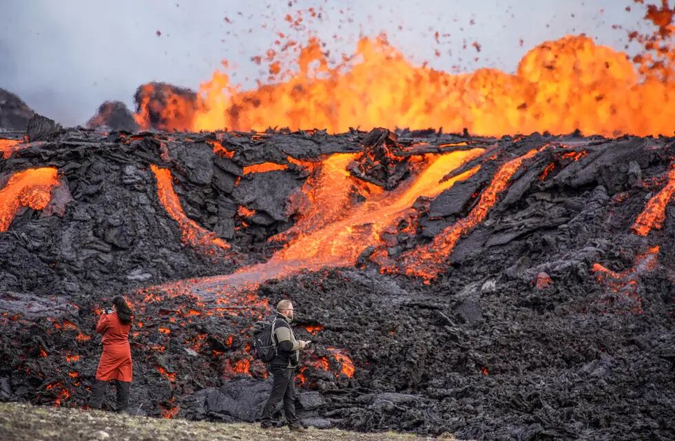 Un volcán en Islandia entró en erupción y las autoridades alertan a los turistas, sin embargo ya hay dos heridos. / Foto: AP