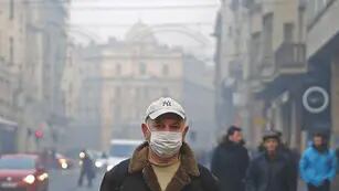 En Sarajevo viven más de 400 mil personas. Muchas de ellas utilizan barbijo para no respirar aire contaminado.