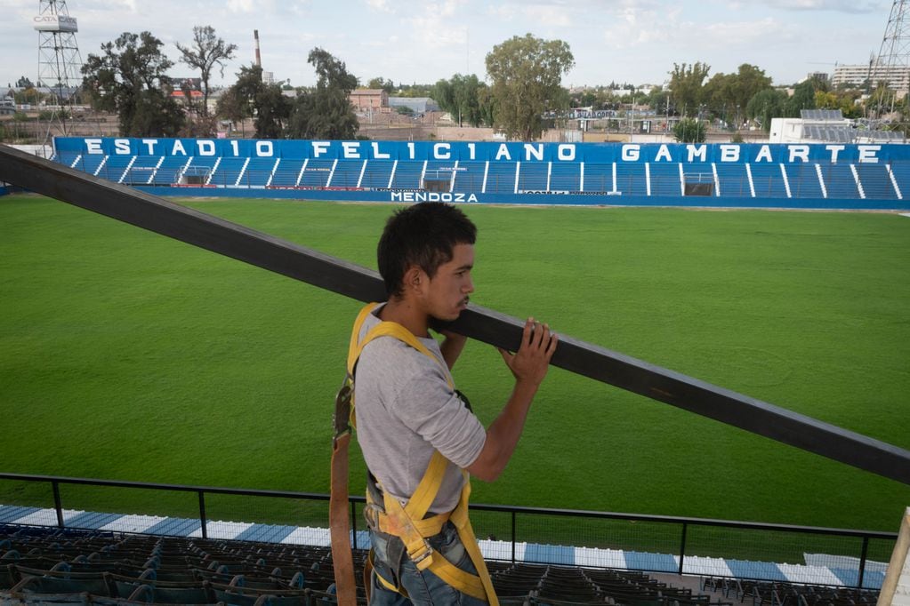Continúan los trabajos de restauración del estadio Gambarte, del Club Deportivo Godoy Cruz Antonio Tomba