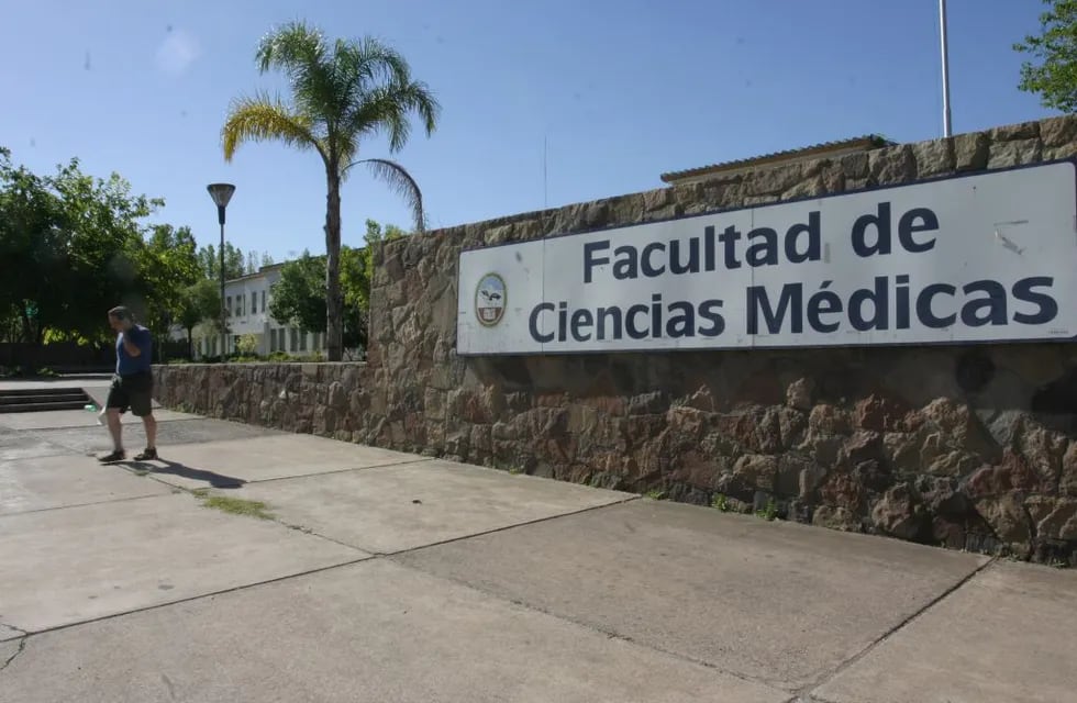 Bochazo generalizado en el ingreso a Medicina de la UNCuyo. Archivo Los Andes