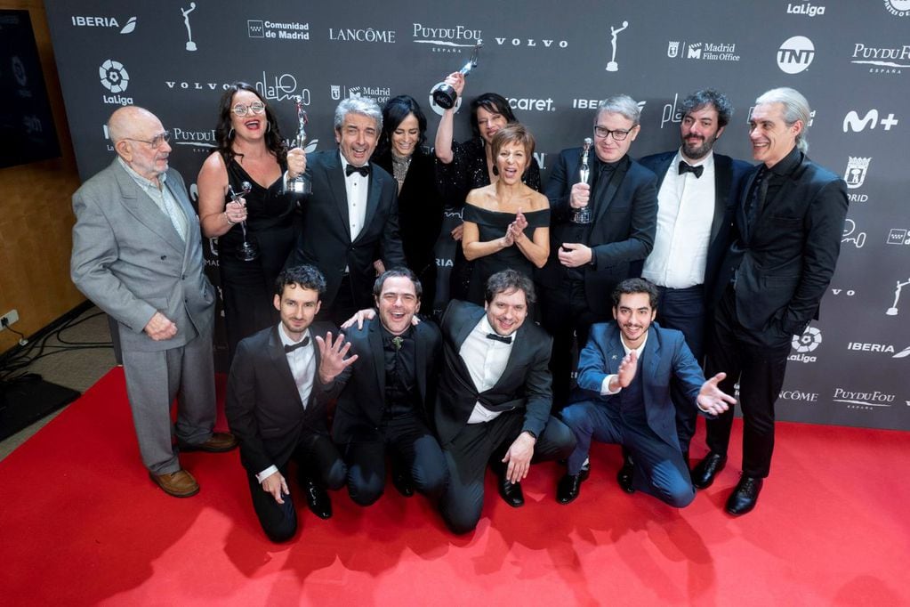 El elenco de "Argentina, 1985" celebrando el Premio Platino a Mejor película iberoamericana de ficción. Madrid, España (Foto: Alberto Ortega /Europa Press via AP)