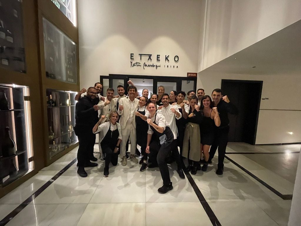 El equipo de Etxeko, el restaurante del chef Martín Berasategui -el único en España que ha sido premiado con 12 estrellas Michelín-, cuando ganaron la primera estrella. Entre ellos, Agostina Ruggeri, la mendocina que trabajó ahí durante el proceso. Foto: Gentileza