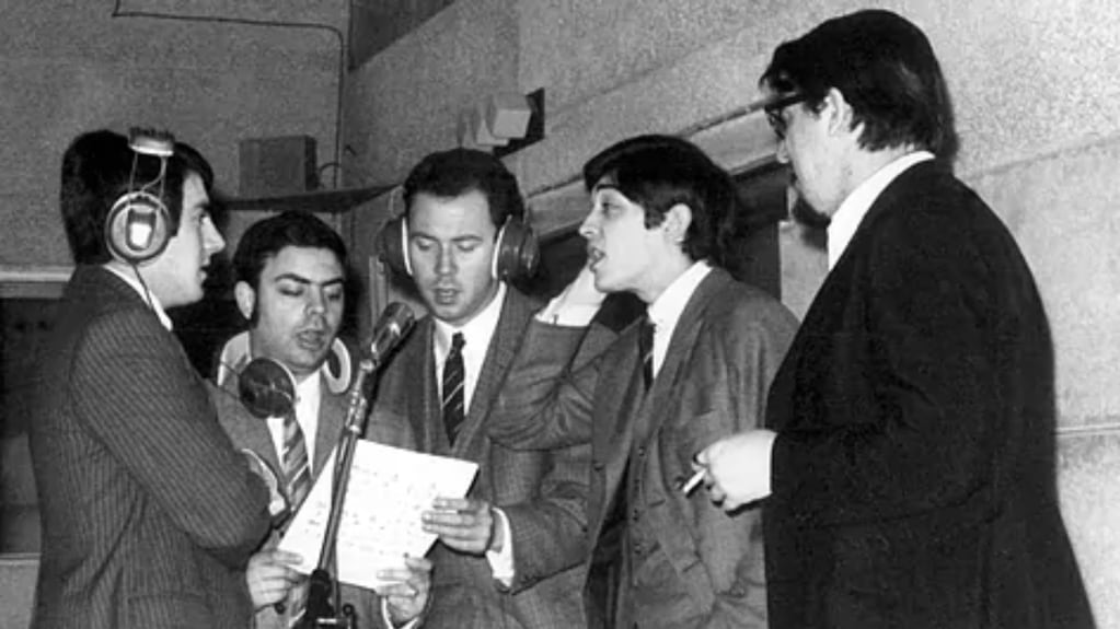 Grupo de rock instrumental "Los Relámpagos" durante la grabación de una de sus canciones en la década de 1960. Foto: EFE