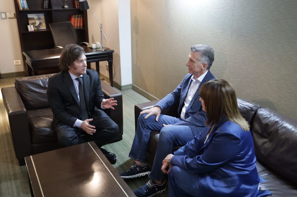 Javier Milei en reunión junto con Mauricio Macri y Patricia Bullrich.