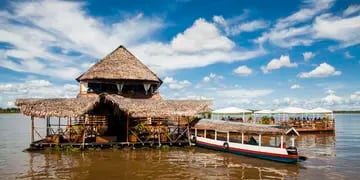 Una semana en cabañas y en un barco, permiten recorrer los afluentes del gran río y el bosque tropical en esta parte del territorio peruano.