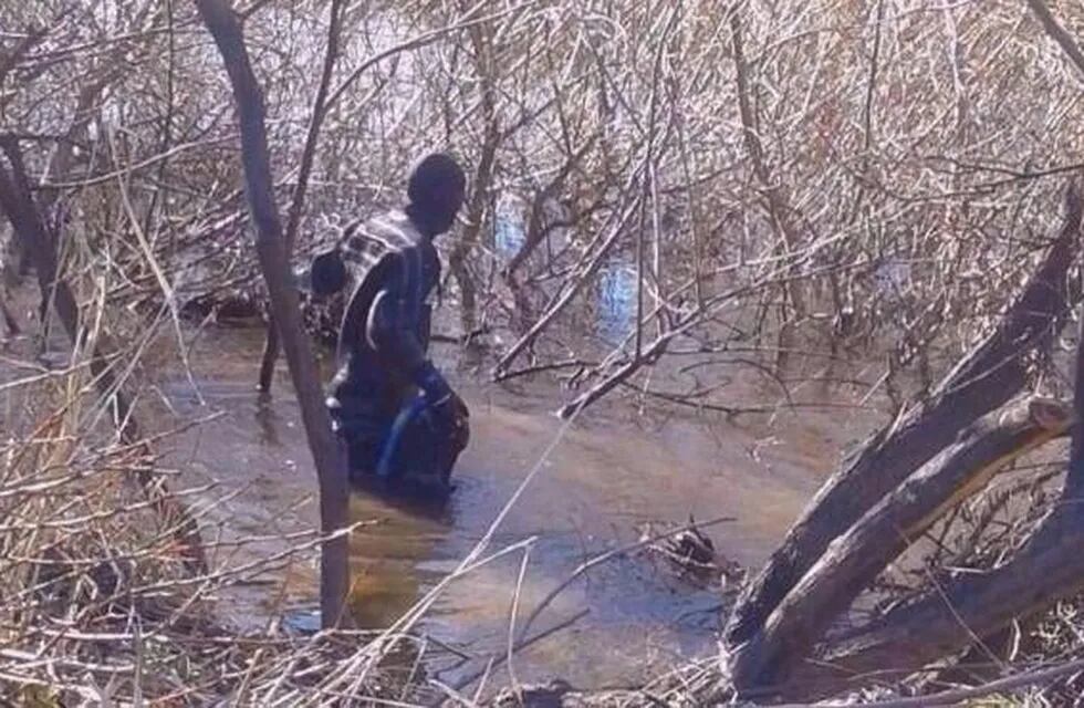 Trasladan el cuerpo hallado en el río Chubut y circulan fotos de mal gusto por  WhatsApp