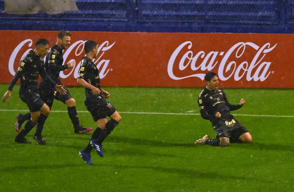 Colón superó por 1-0 a Vélez en Liniers.