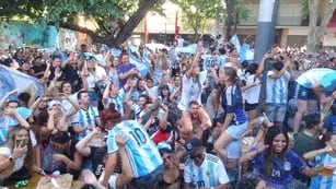 Los mendocinos celebran en la calle el pase de la Selección a la final