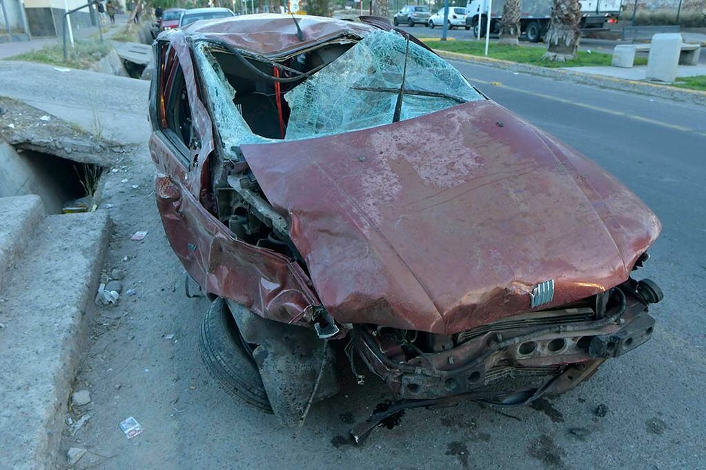Destruido quedó el Fiat Palio tras caer a una acequia. Orlando Pelichotti/Los Andes 