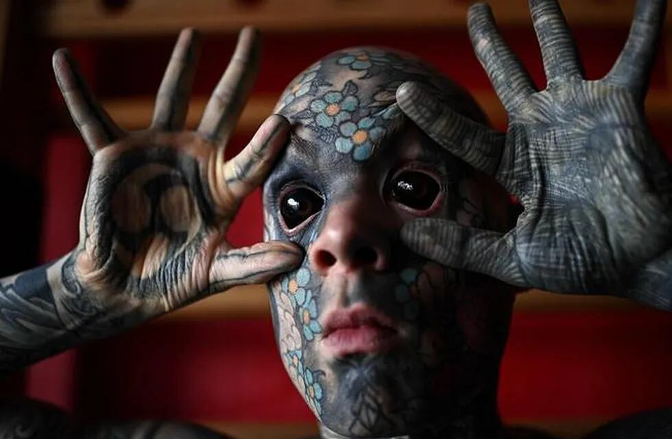 Freaky Hoody, como se lo conoce en las redes sociales, es un francés que lleva más de 500 horas de tatuajes. Récrord en su país.