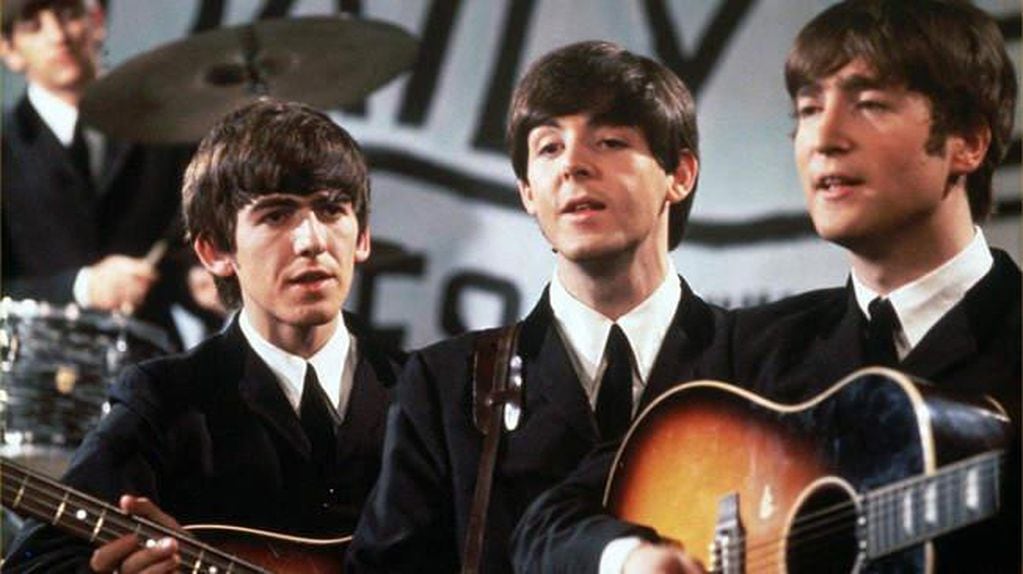 “Love me do” (una de las primeras canciones que escribió Paul McCartney) y “Please please me” habían sido lanzadas previamente como sencillos y con un éxito considerable.