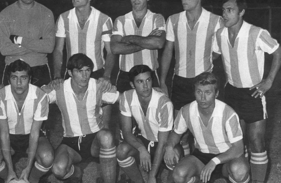 Imagen de integrantes de la Selección Argentina, cuando jugaron en el Feliciano Gambarte. Entre ellos, Perfumo, Brindisi, Fischer, Veglio y Pinino Mas.