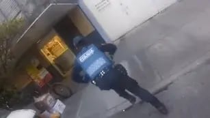 Video: un policía le pidió ayuda a un motociclista para perseguir a un delincuente