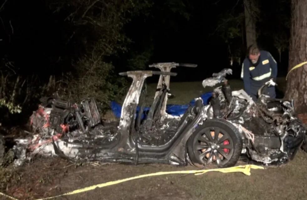 Un vehículo Tesla se estrelló contra un árbol y sus dos ocupantes murieron. Creen que estaba en modo 'automático'.