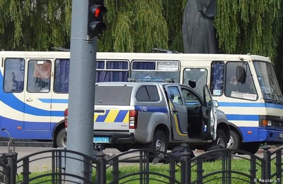 Un hombre armado que lleva explosivos tomó como rehenes a "una veintena" de pasajeros en un autobús en una ciudad del oeste de Ucrania, indicó este martes la policía local./AFP